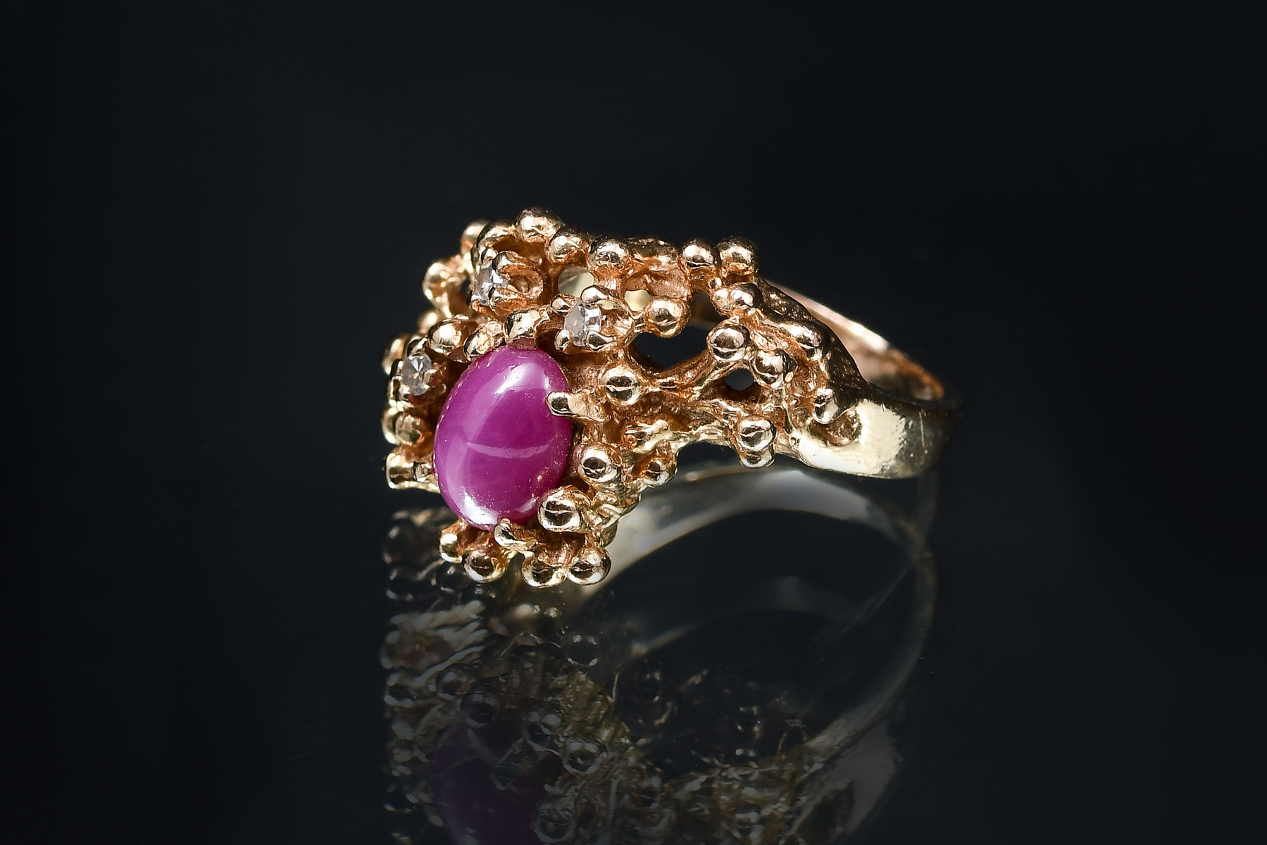 14K SYNTH. RUBY & DIAMOND RING: 14K