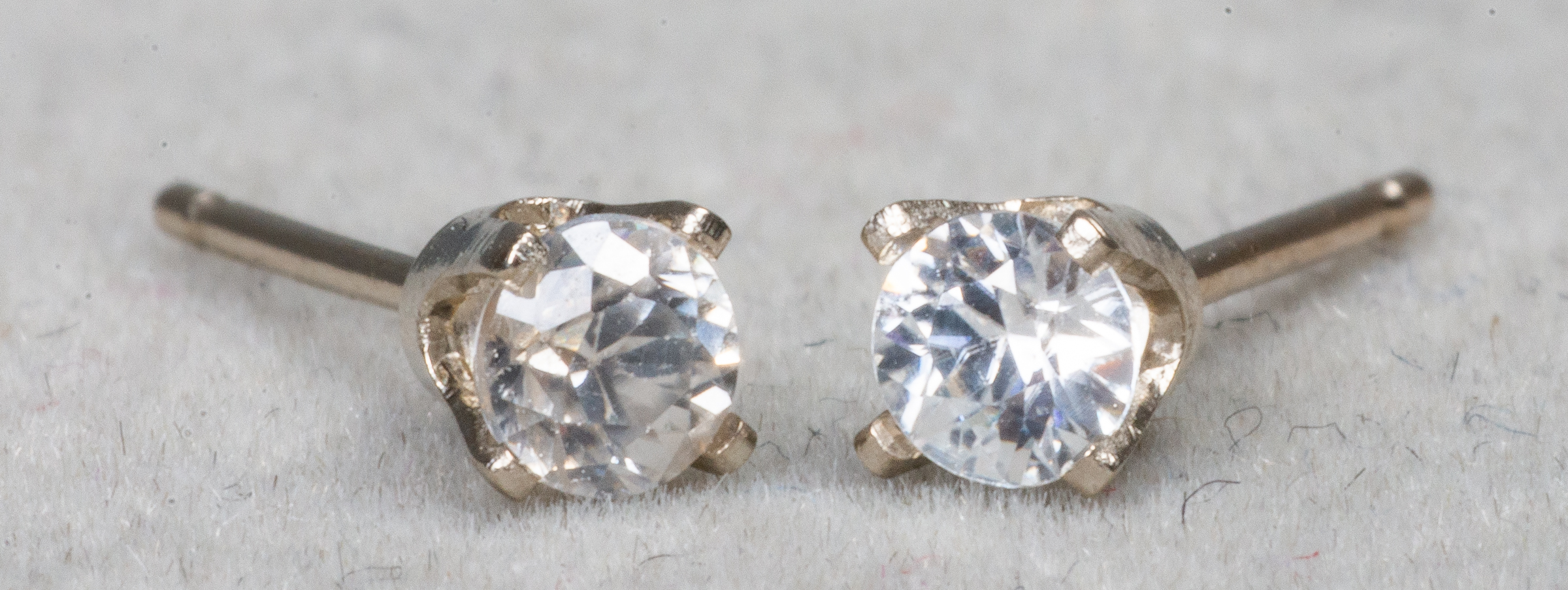 14K WHITE GOLD WHITE ZIRCON STUD