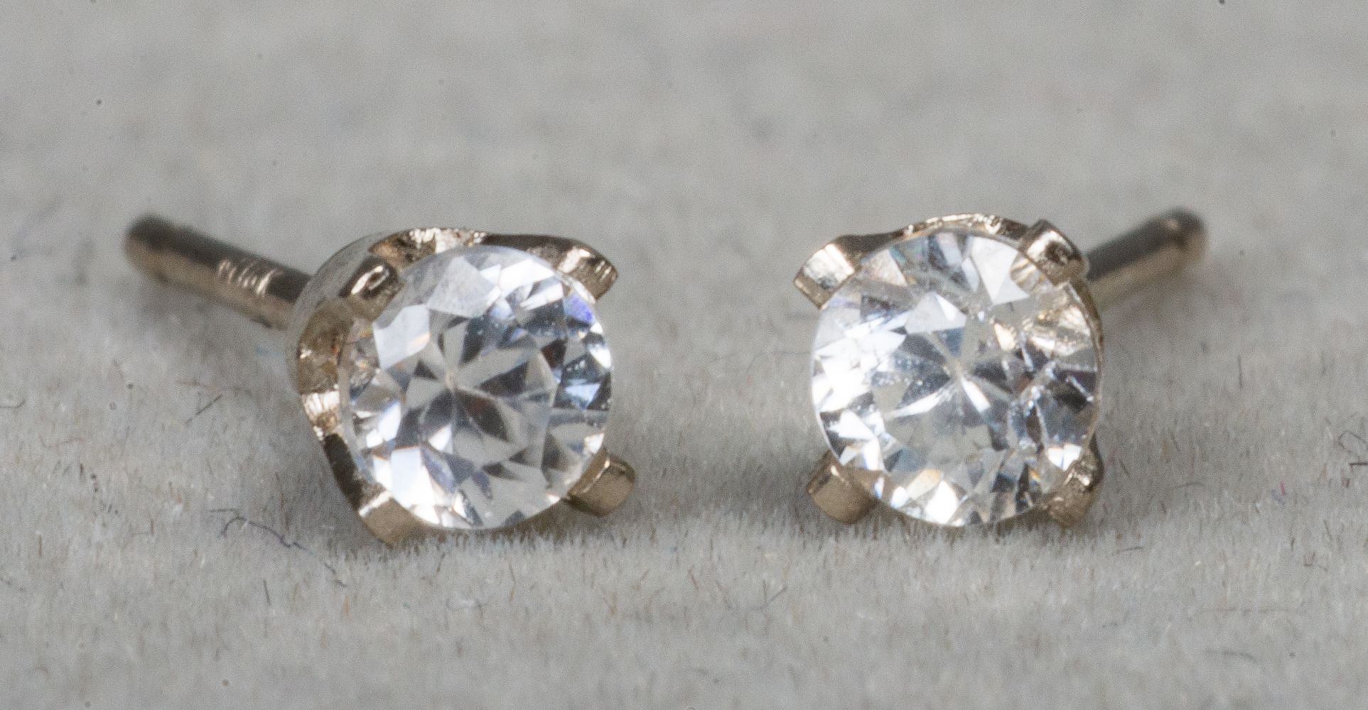 14K WHITE GOLD WHITE ZIRCON STUD