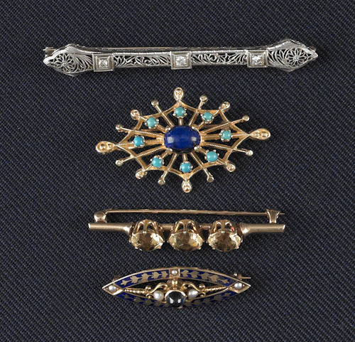 14K yellow gold brooches to include