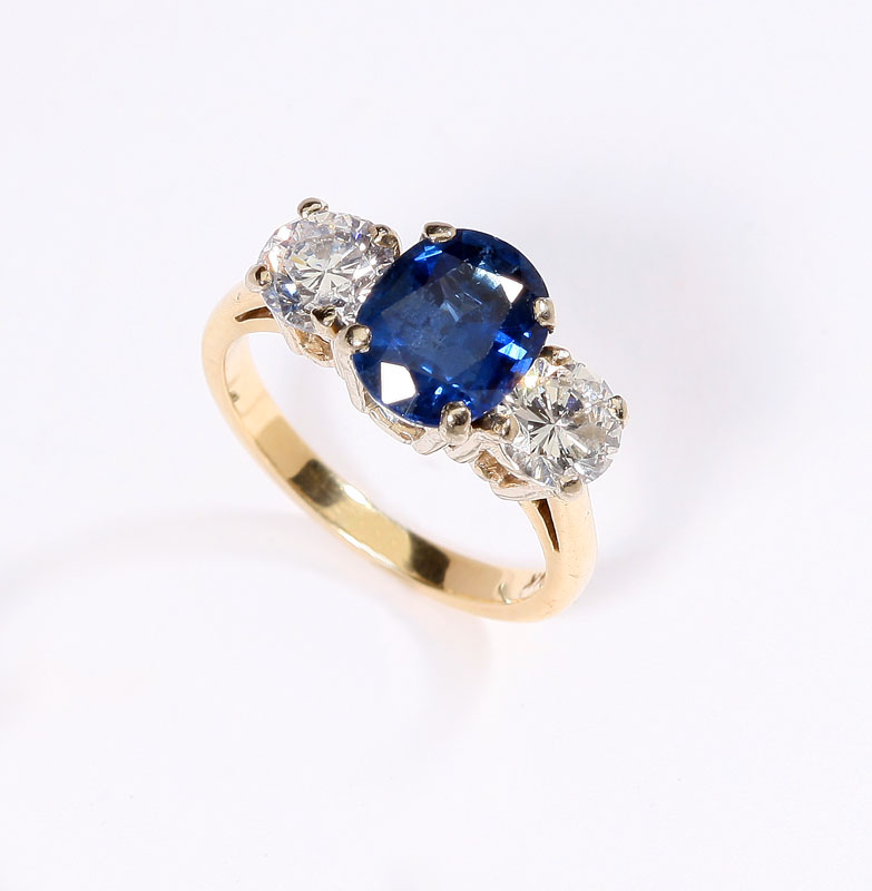 14K yellow gold centering an oval