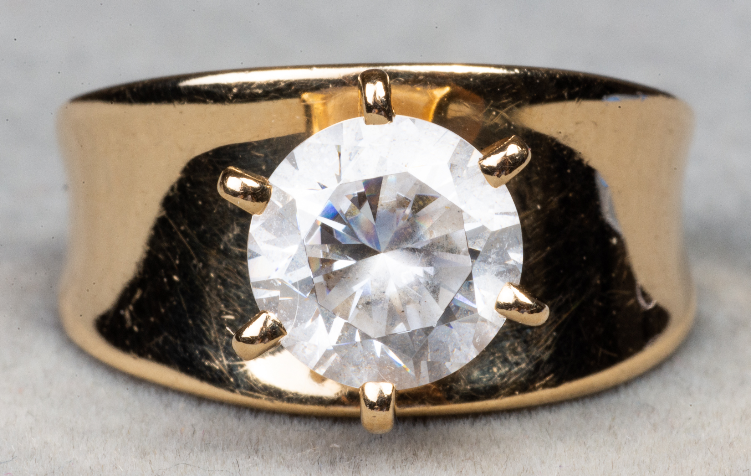 14K YELLOW GOLD CUBIC ZIRCONIA RING