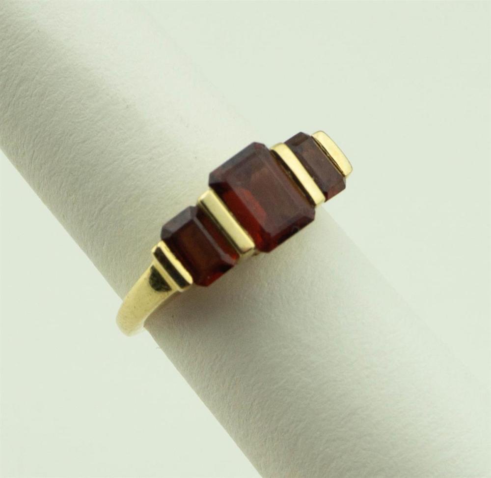 14K YELLOW GOLD GARNET RING14K