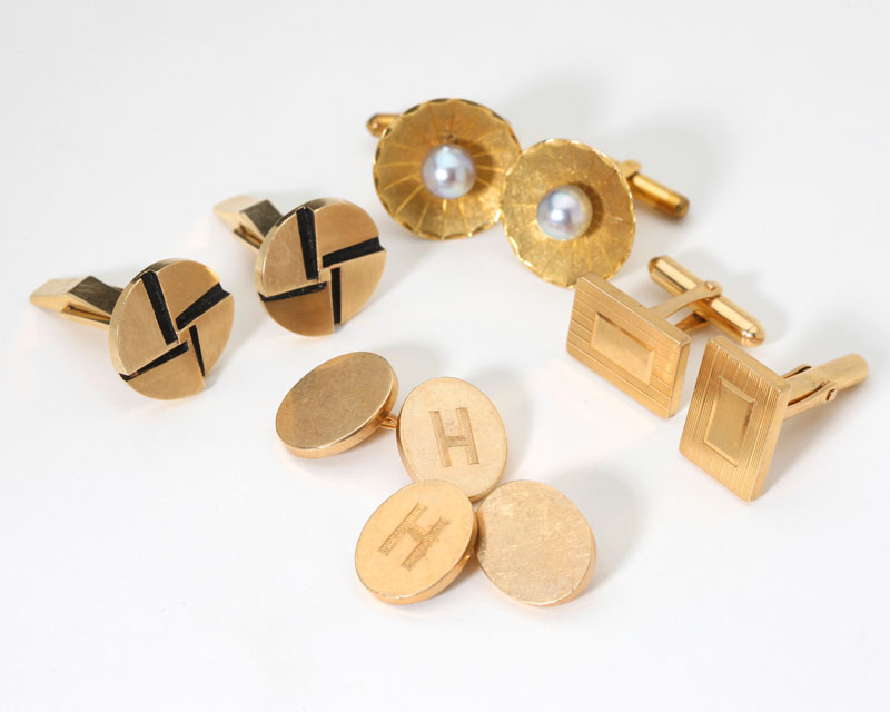 14K yellow gold one set with a