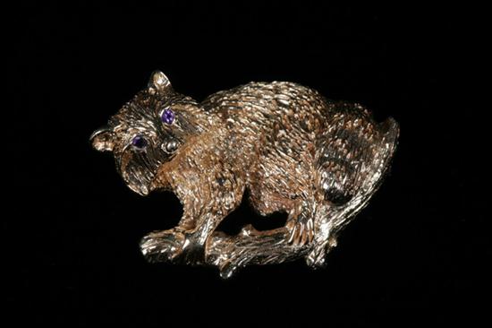14K YELLOW GOLD RACCOON FORM PIN.