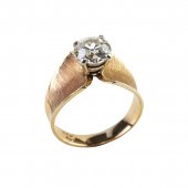 14k Yellow Gold Ring    set wi