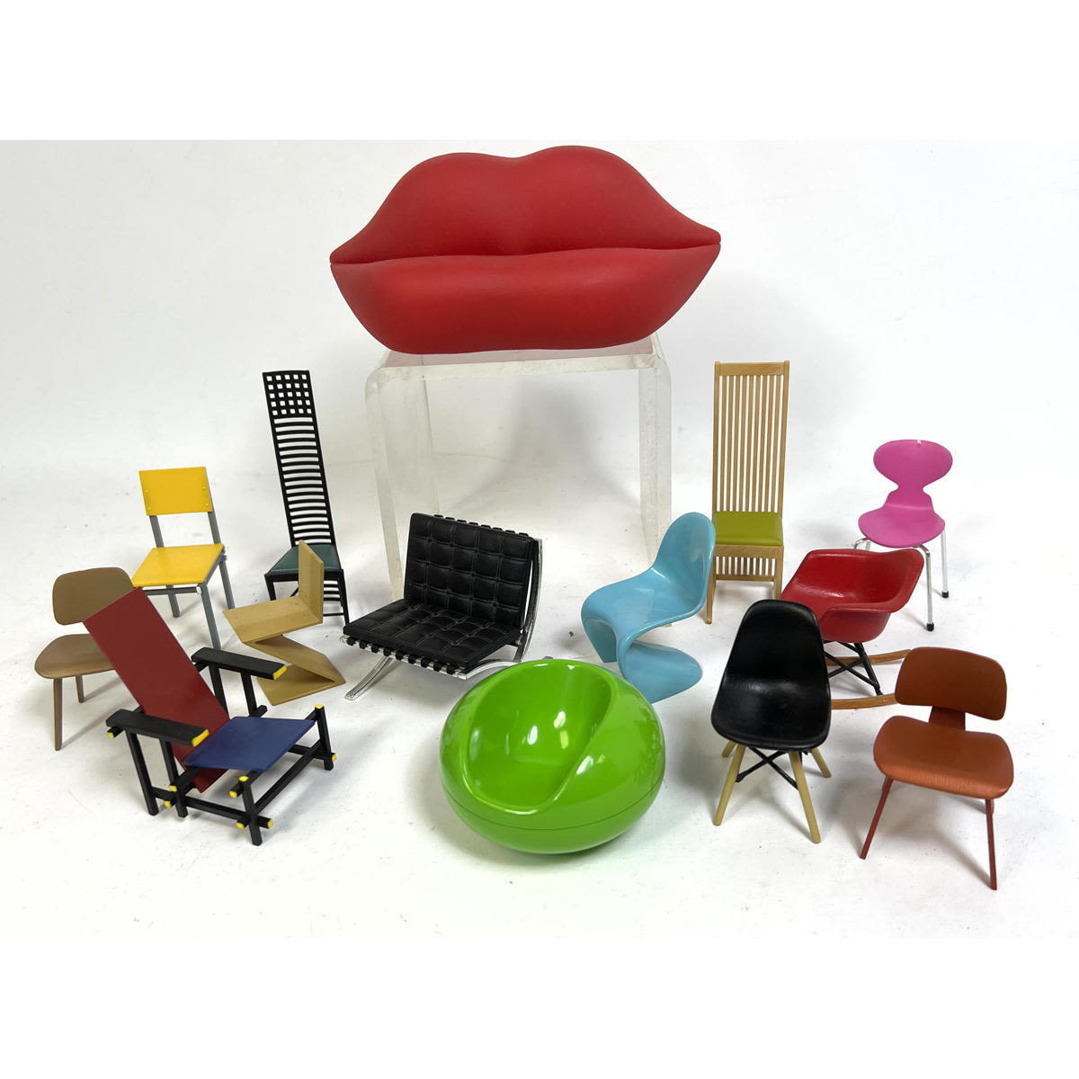 14pc Miniature Modern Dollhouse