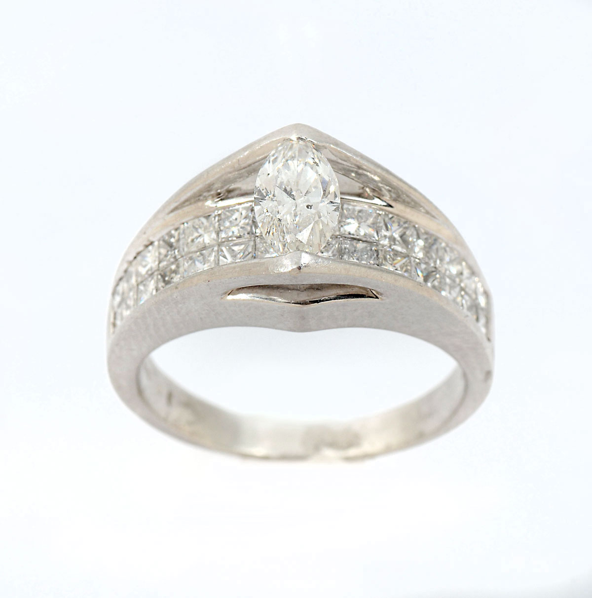 1.50 CTW DIAMOND & PLATINUM RING:
