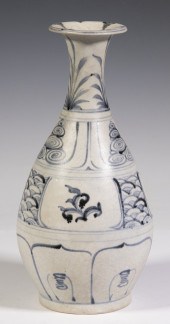 15TH C. VIETNAMESE BLUE & WHIT