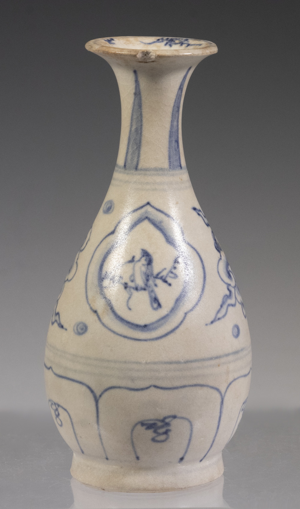 15TH C. VIETNAMESE BLUE & WHITE