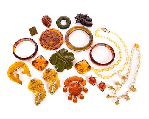 16 PIECES OF VINTAGE LUCITE