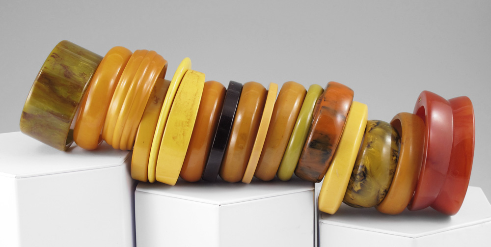 17 BAKELITE AND PLASTIC BANGLE