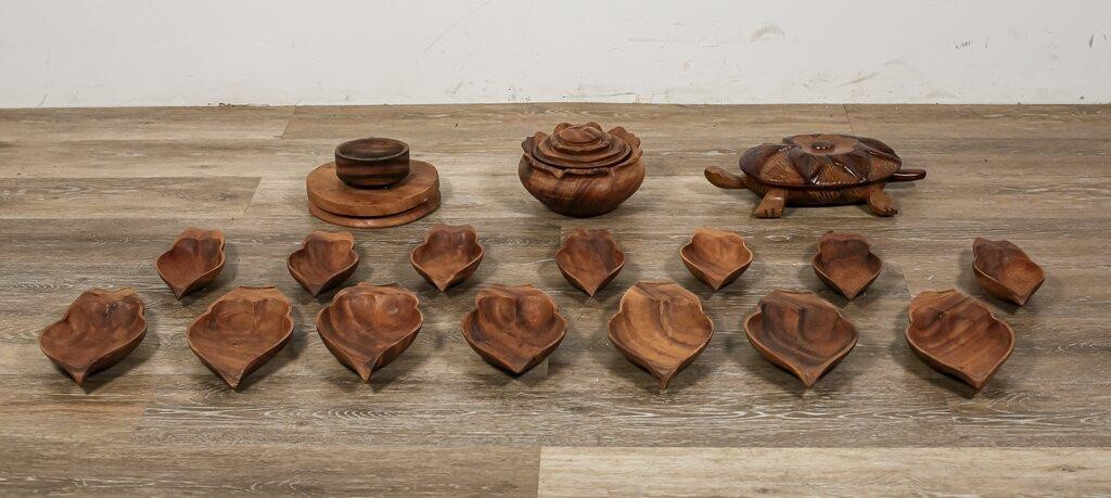 17 PIECE LEAF SHAPED TEAK SERVING