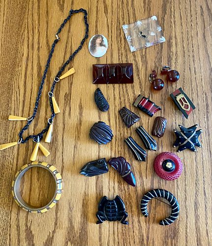 17 PIECES OF VINTAGE BAKELITE