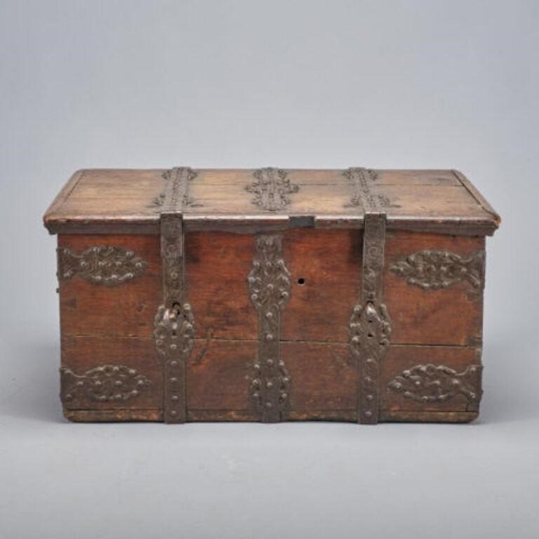 17TH C. OAK COFFERAn oak coffer,