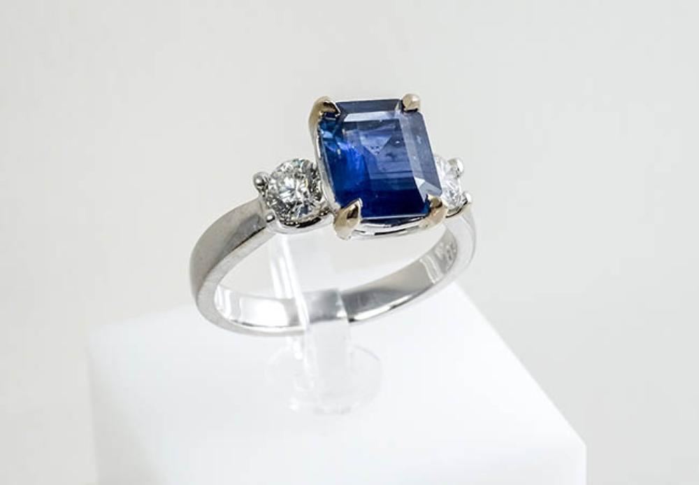 18-KARAT WHITE-GOLD, BLUE