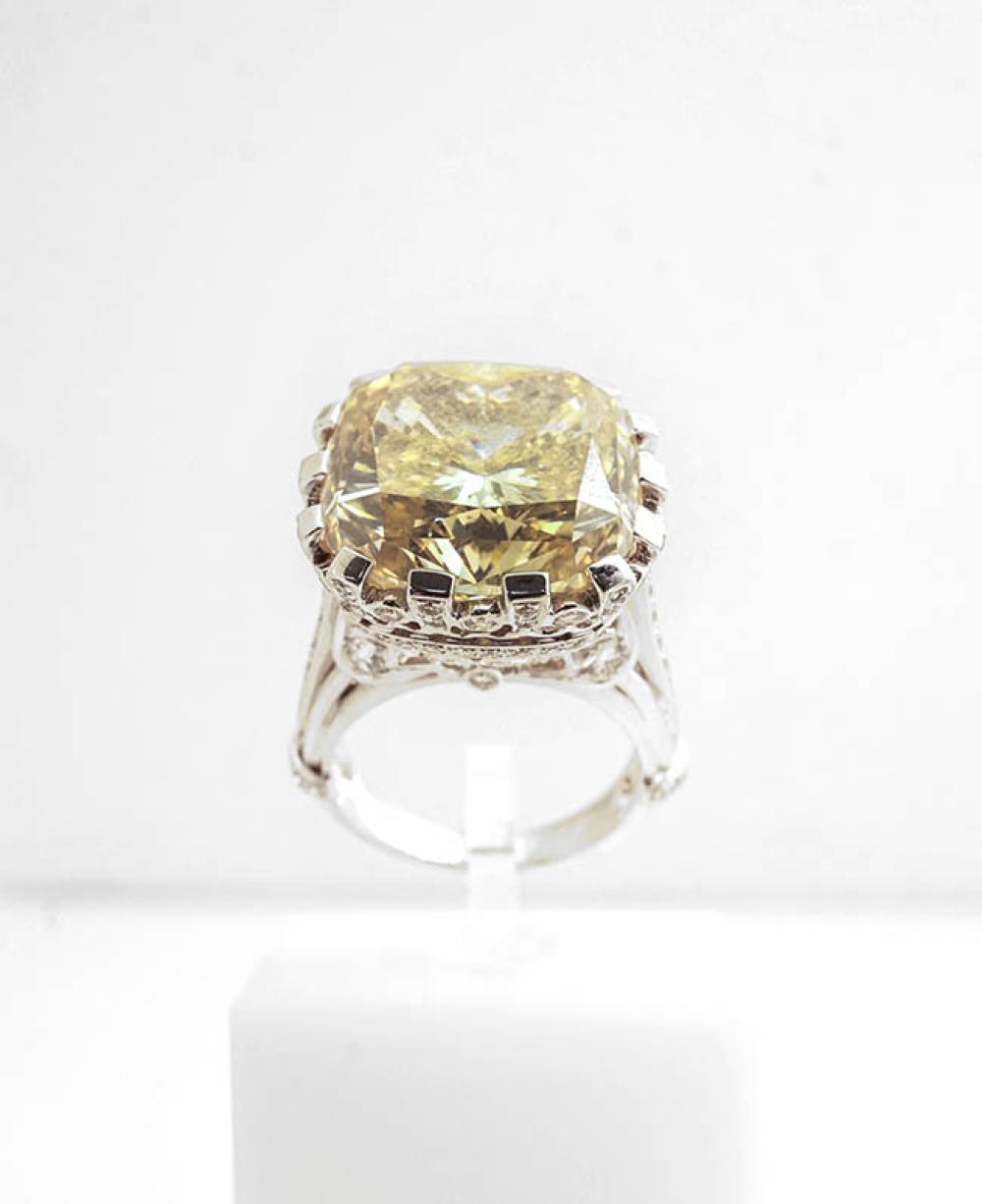 18-KARAT WHITE-GOLD, FANCY