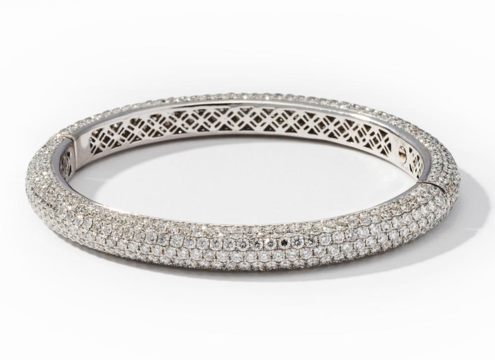 18 KARAT WHITE GOLD, PAVE’