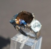 18-KARAT WHITE-GOLD, SMOKEY QU