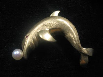 18 karat yellow "Dolphin" pin   