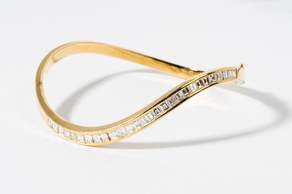 18 KARAT YELLOW GOLD AND BAGUETTE