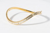 18 KARAT YELLOW GOLD AND BAGUE
