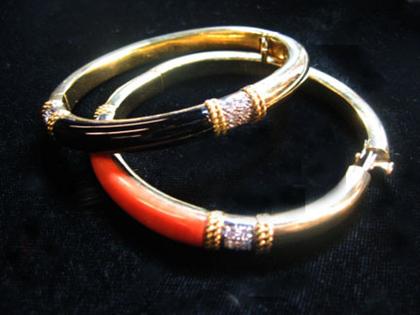 18 karat yellow gold bangle