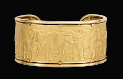 18 karat yellow gold elephant