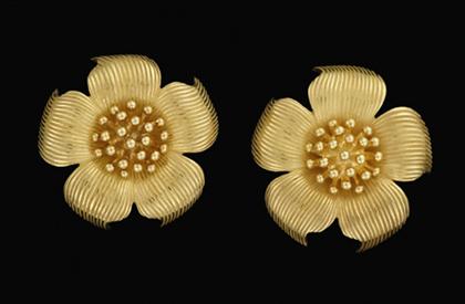 18 karat yellow gold flower