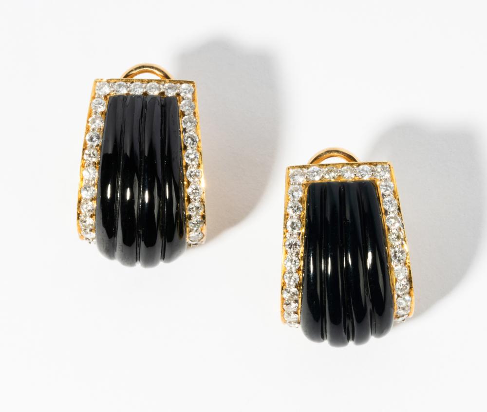 18 KARAT YELLOW GOLD, ONYX AND