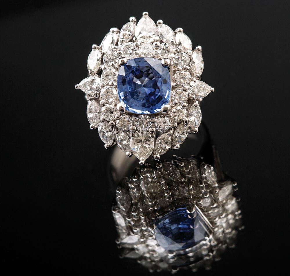 18 KT. GOLD, SAPPHIRE AND DIAMOND