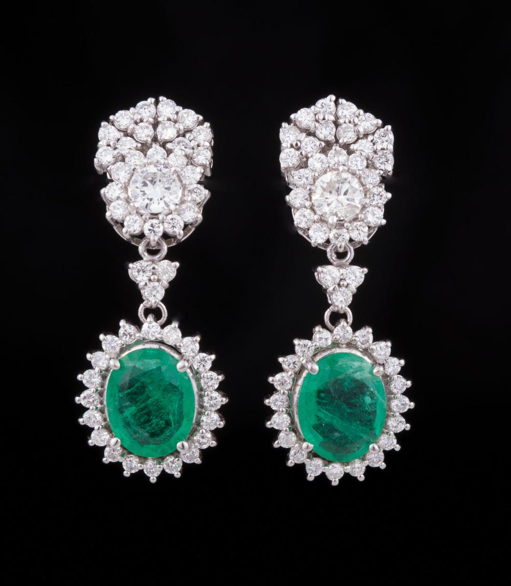 18 KT. WHITE GOLD, EMERALD AND