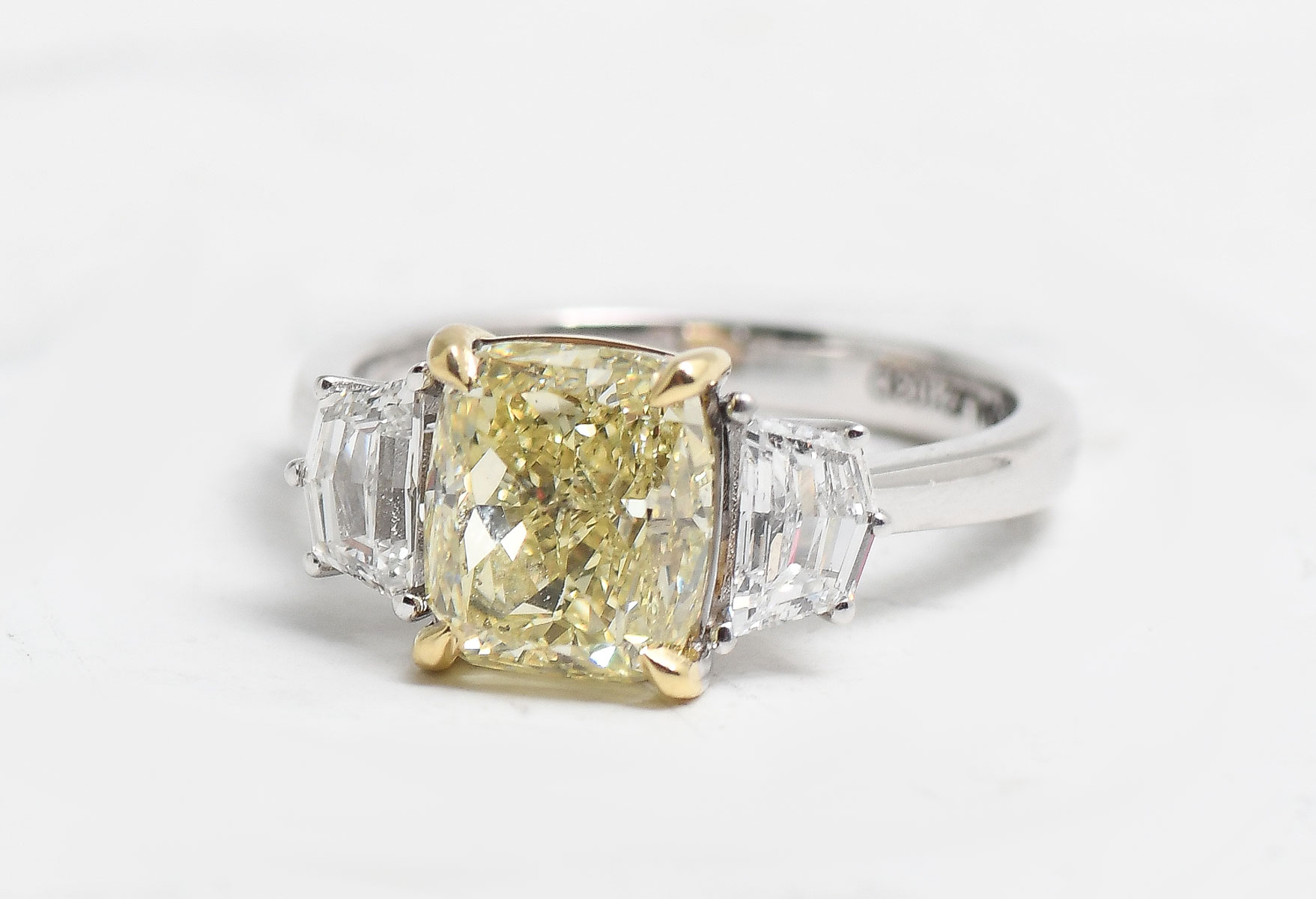 18K 3.83 CTW FANCY YELLOW DIAMOND