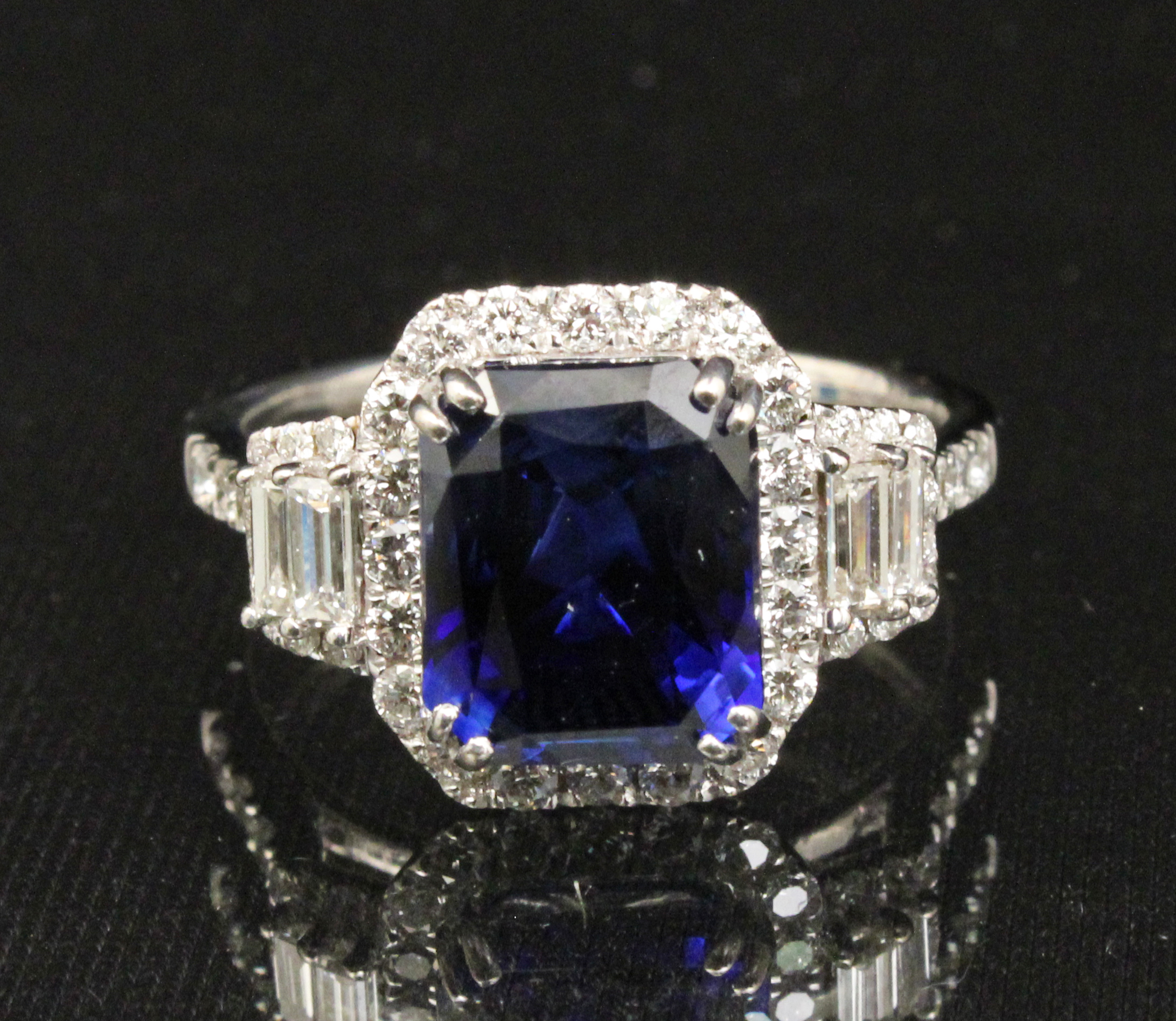 18K 3.84 CT SAPPHIRE AND DIAMOND