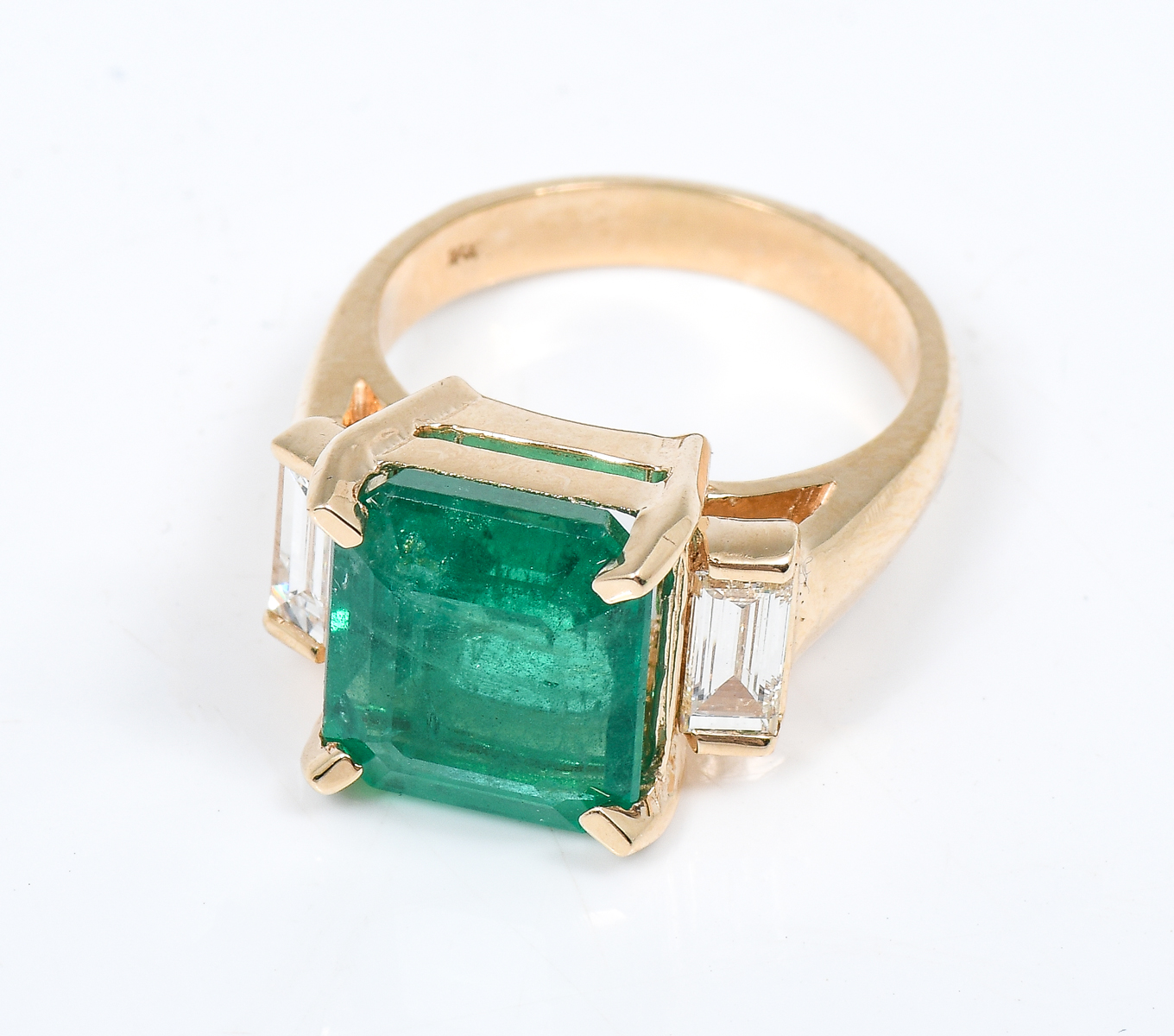 18K 5.56 CT EMERALD & DIAMOND RING: