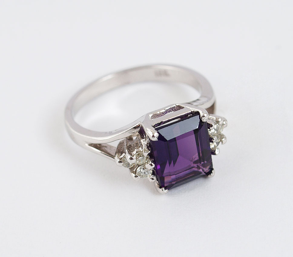 18K AMETHYST & DIAMOND RING: 18K
