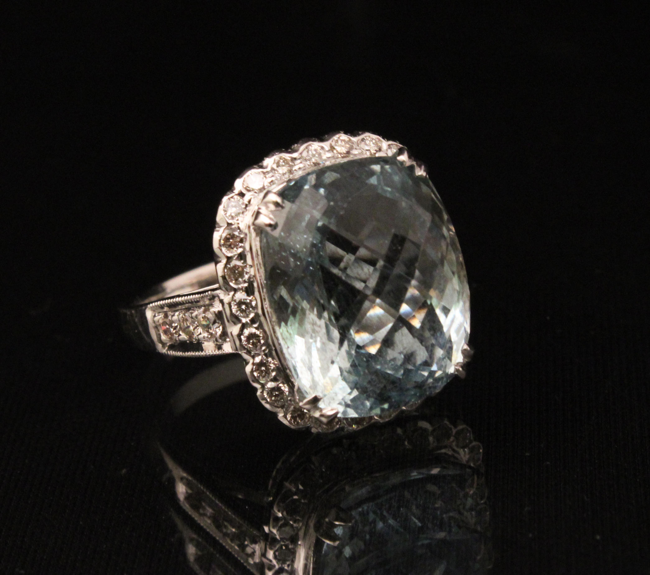 18K AQUAMARINE AND DIAMOND RING 18K