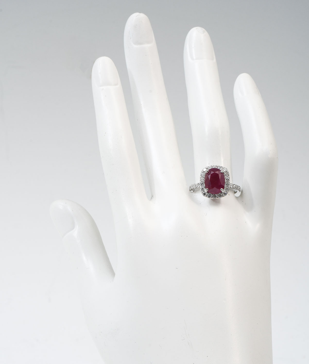 18K BURMESE RUBY & DIAMOND RING:
