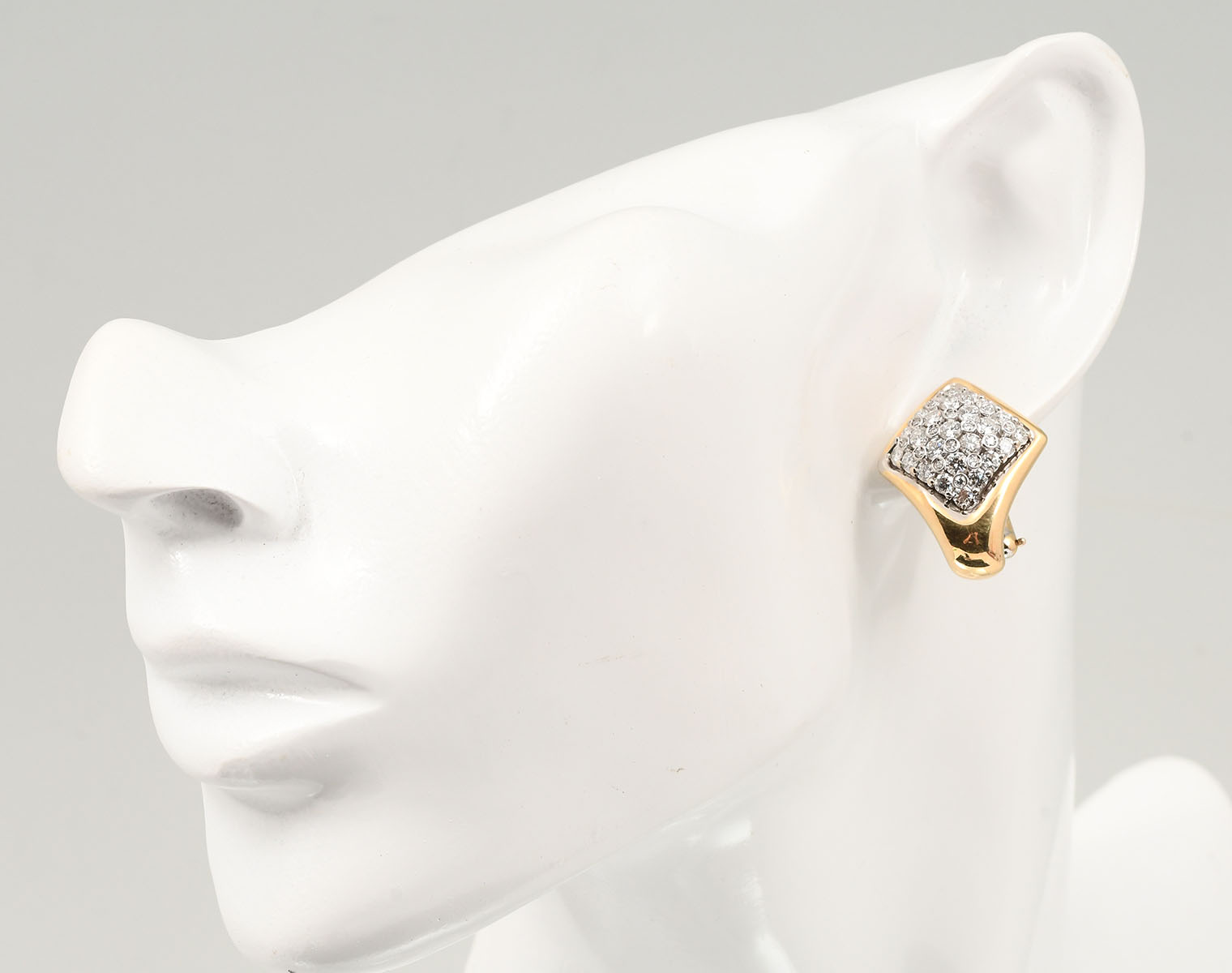 18K DIAMOND EARCLIPS: Stunning