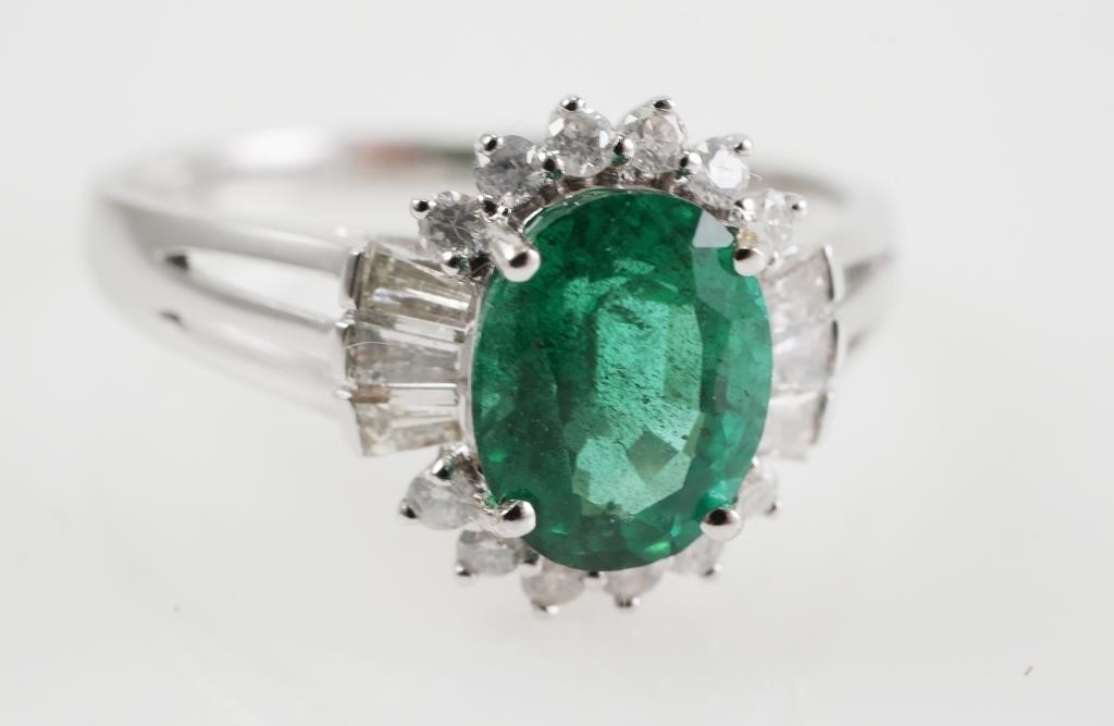 18K EMERALD & DIAMOND RINGEmerald