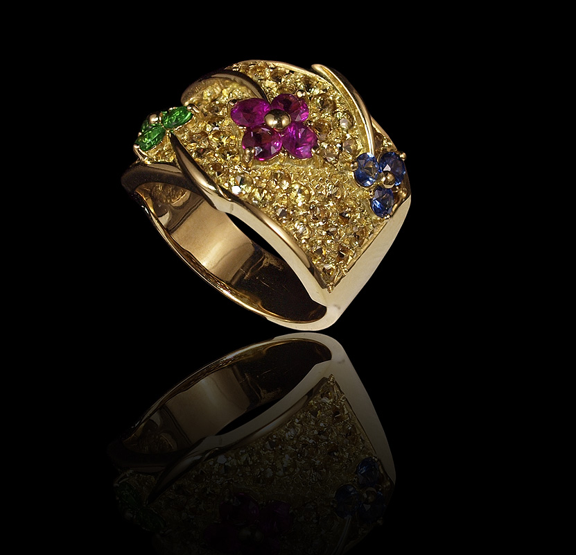 18K GEMSTONE FLOWER RING: A wide