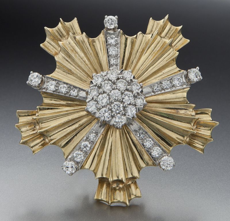 18K gold and diamond brooch in a