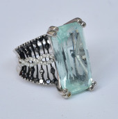 18K GOLD AQUAMARINE RING<br>18