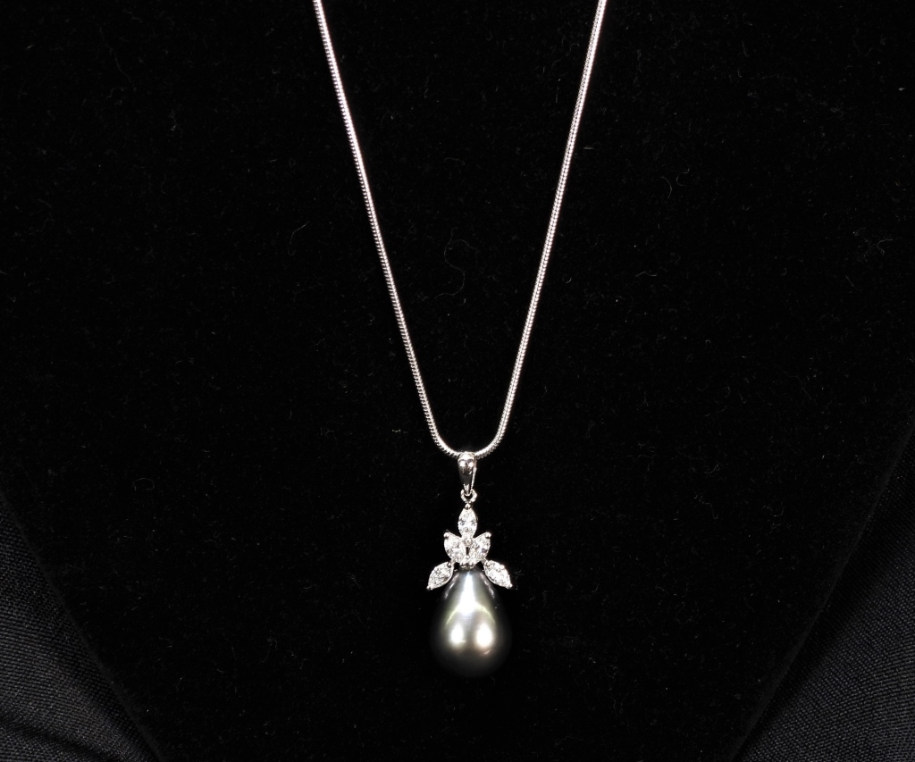 18K GOLD BLACK PEARL MARQUISE
