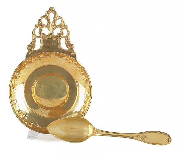 18K gold porringer bearing the