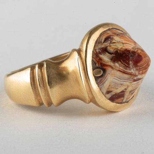 18K GOLD RING WITH RED AND WHITE
