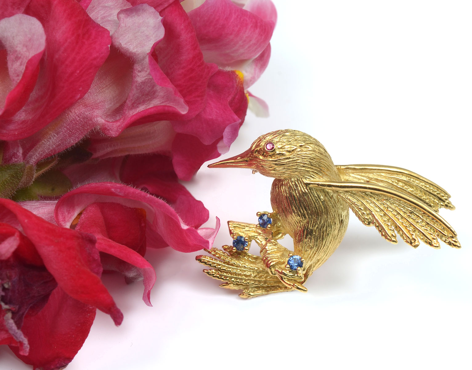 18K HUMMINGBIRD BROOCH: 18K