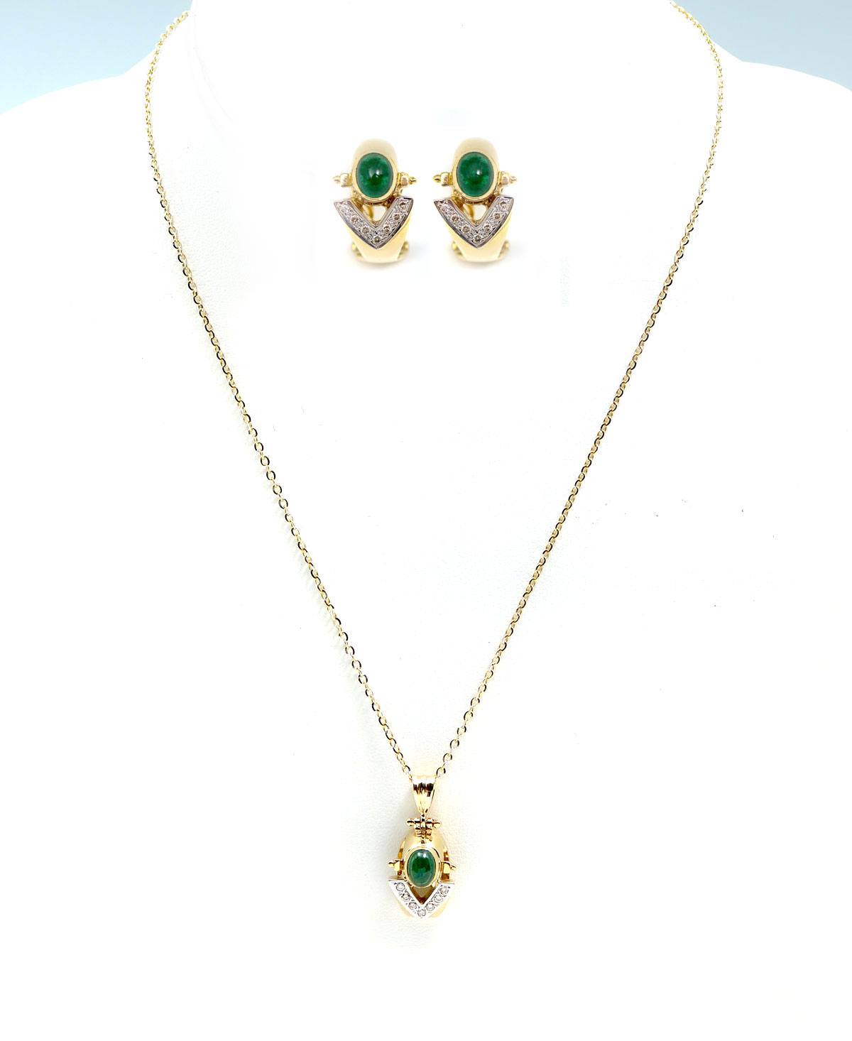 18K & PLATINUM EMERALD & DIAMOND