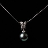18K TAHITIAN SINGLE PEARL AND