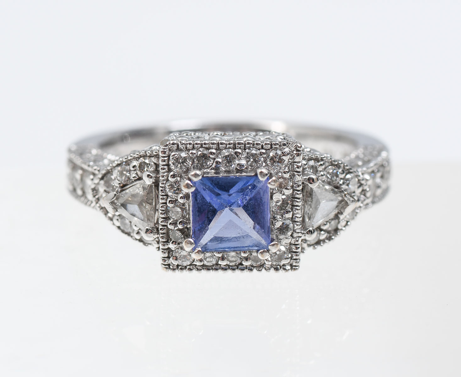 18K TANZANITE & DIAMOND RING: 18K